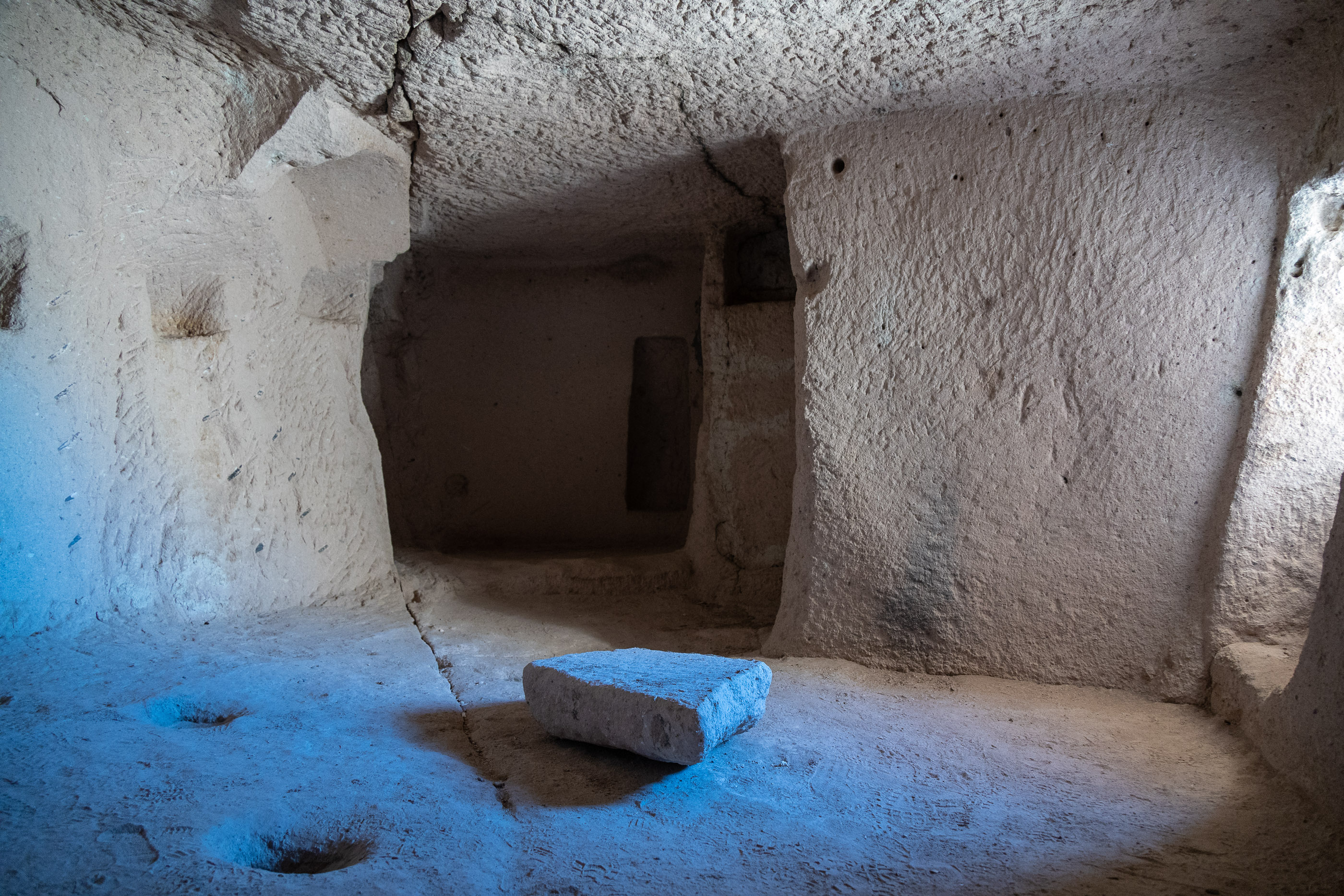 Внутри пещерной церкви