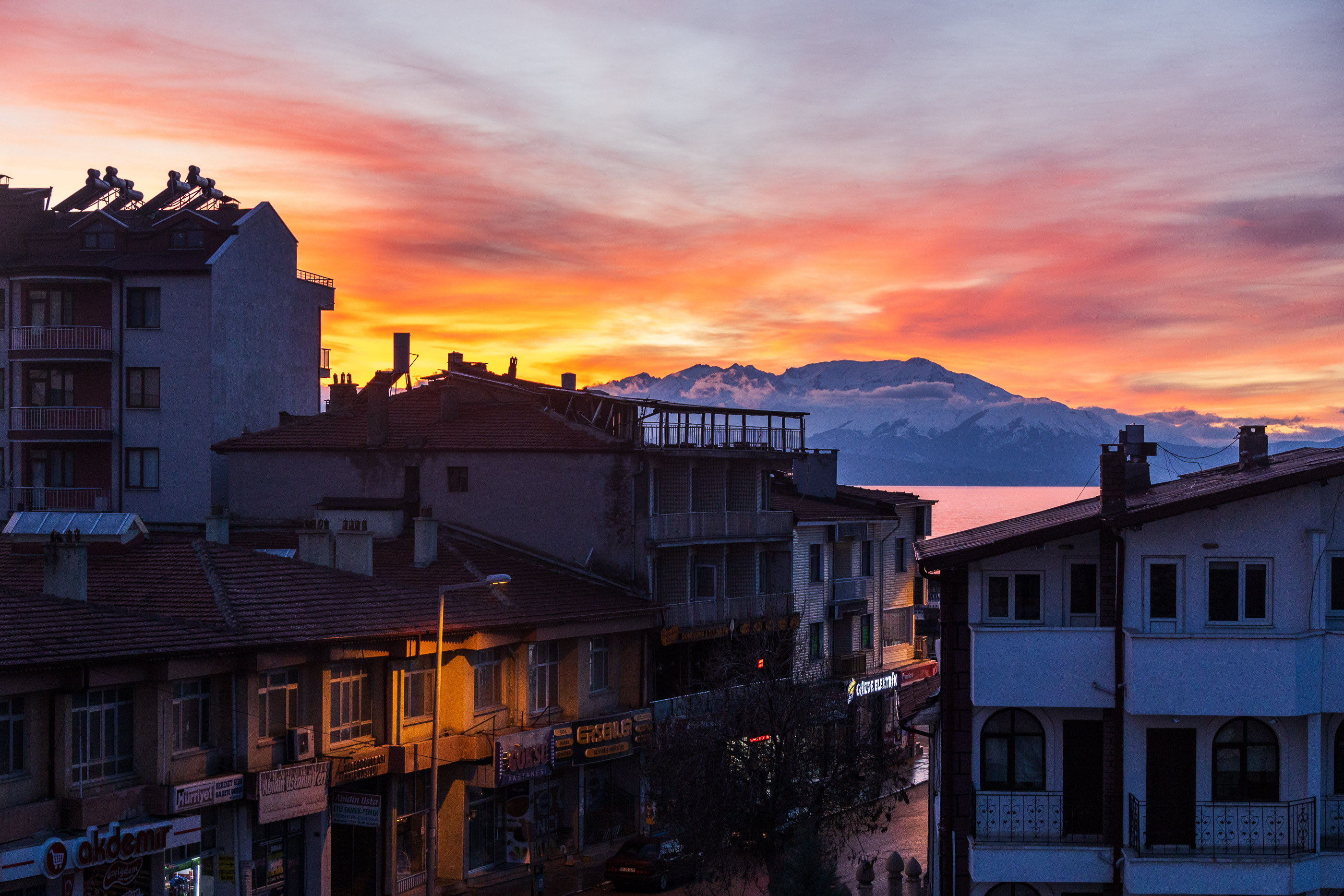 Закат над озером Бейшихир