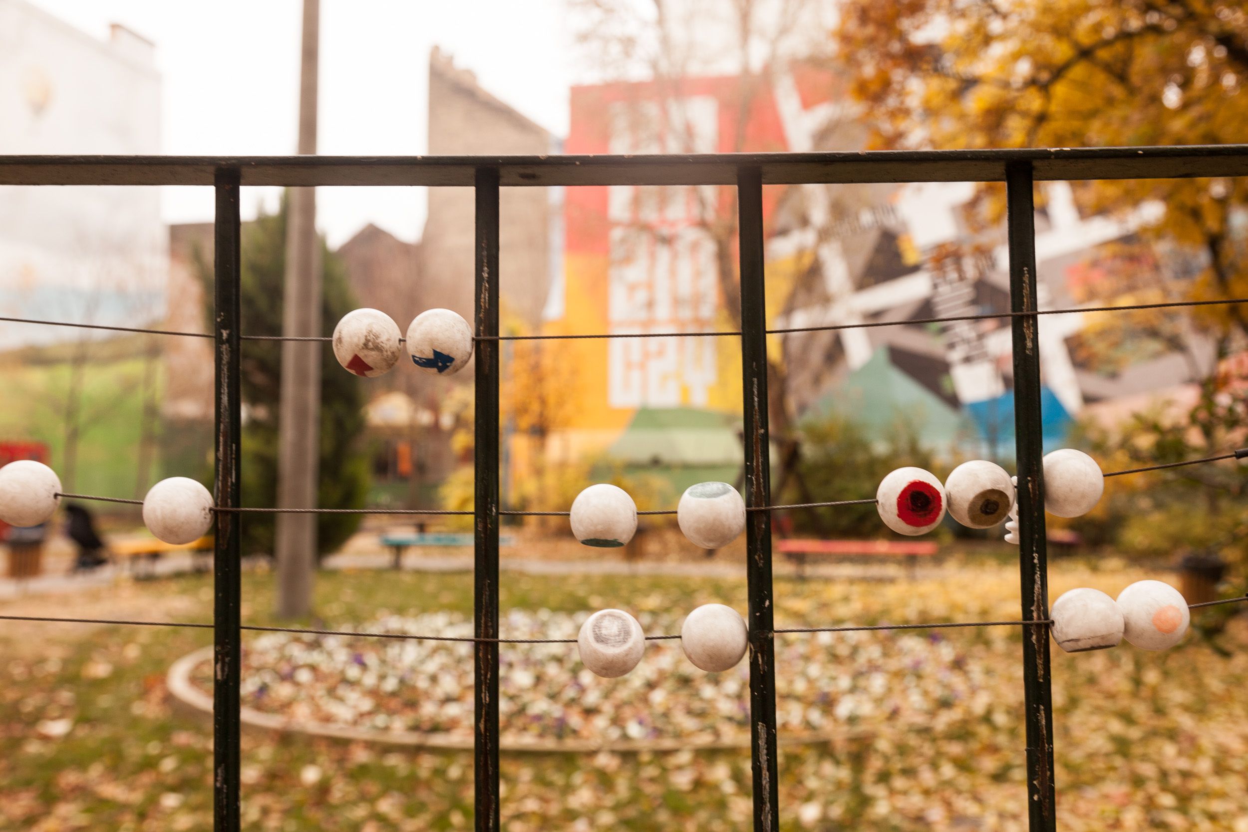 На заборе детской площадки