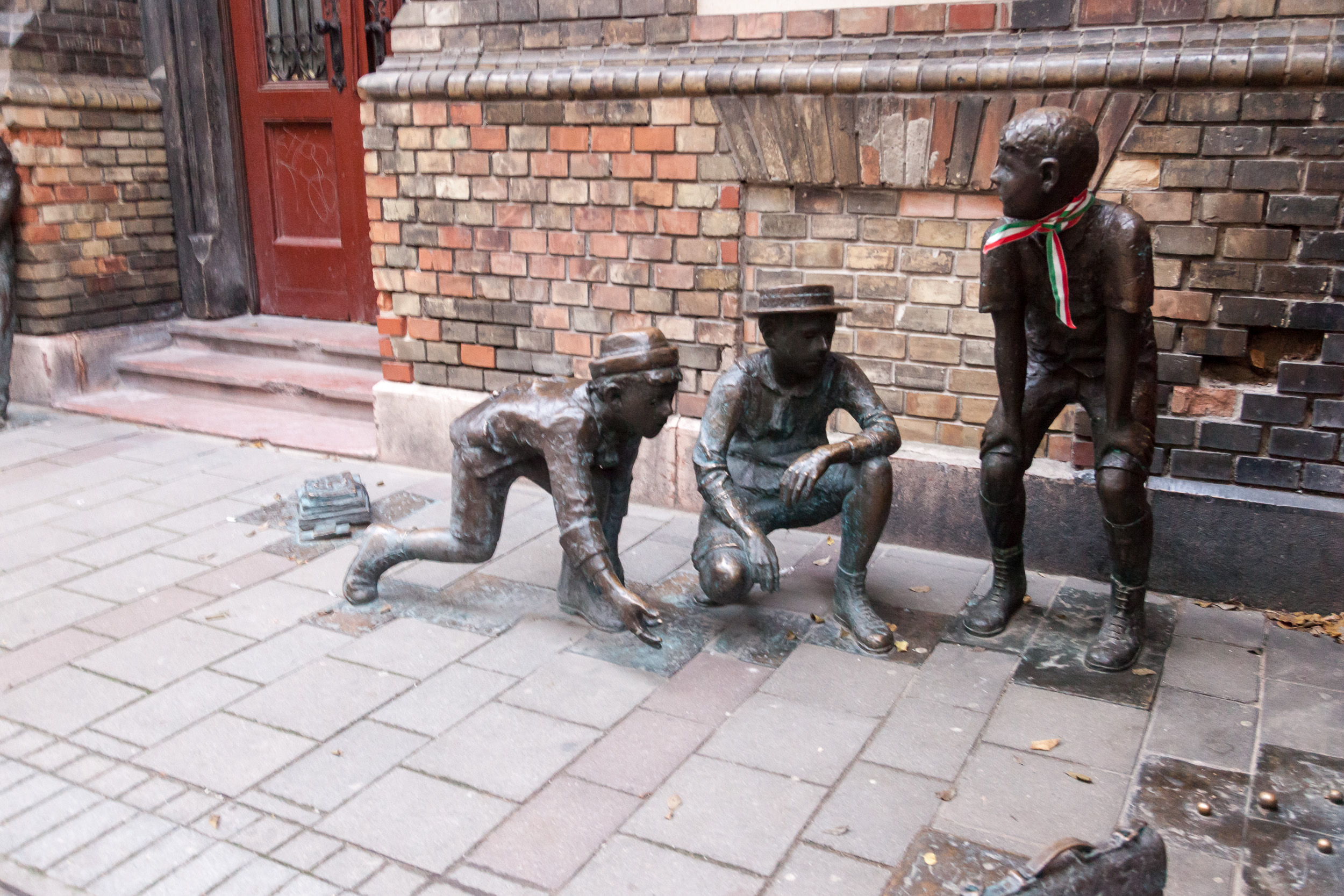 Памятник героям книги «Мальчишки с улицы Пала»