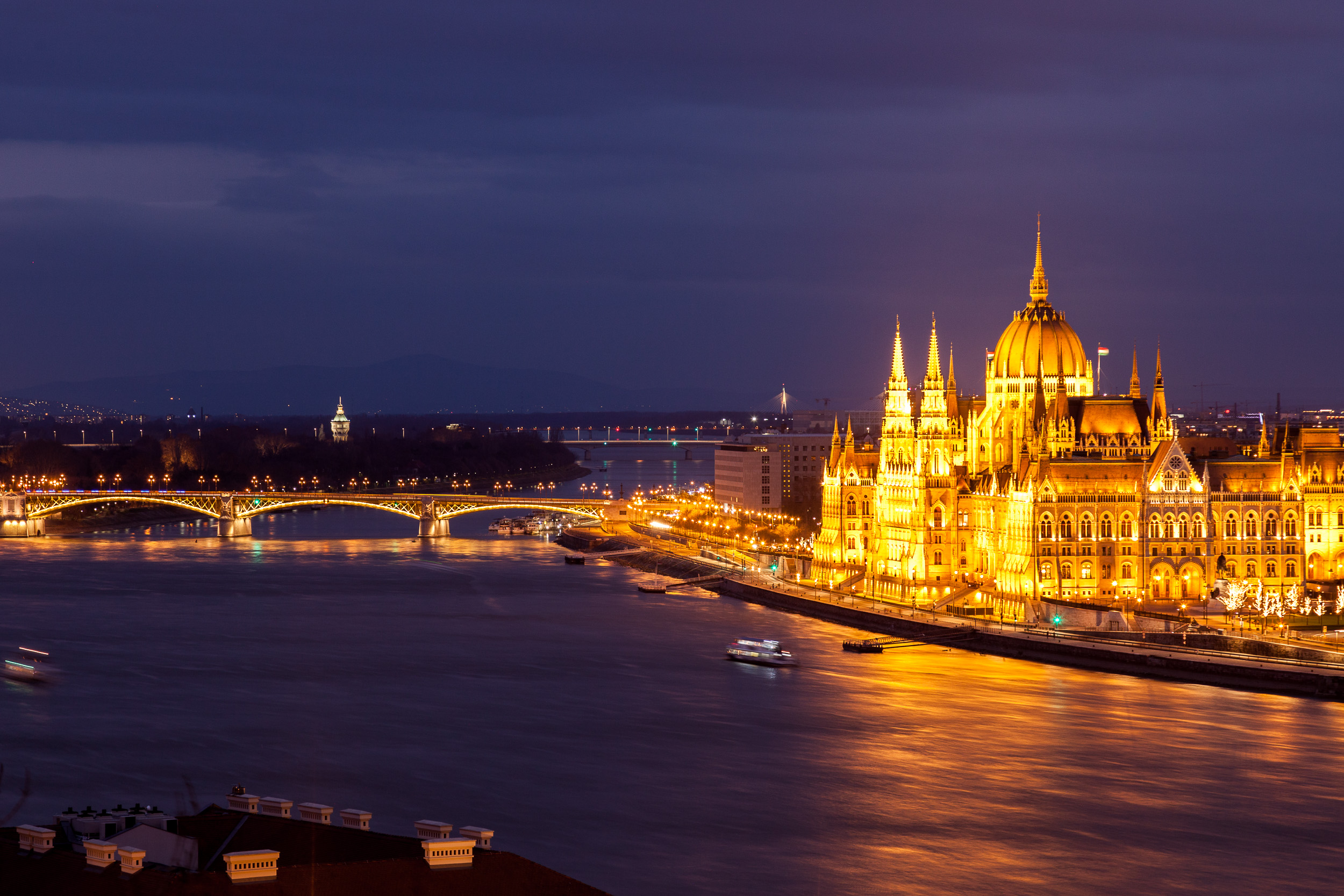 Венгерский парламент ночью