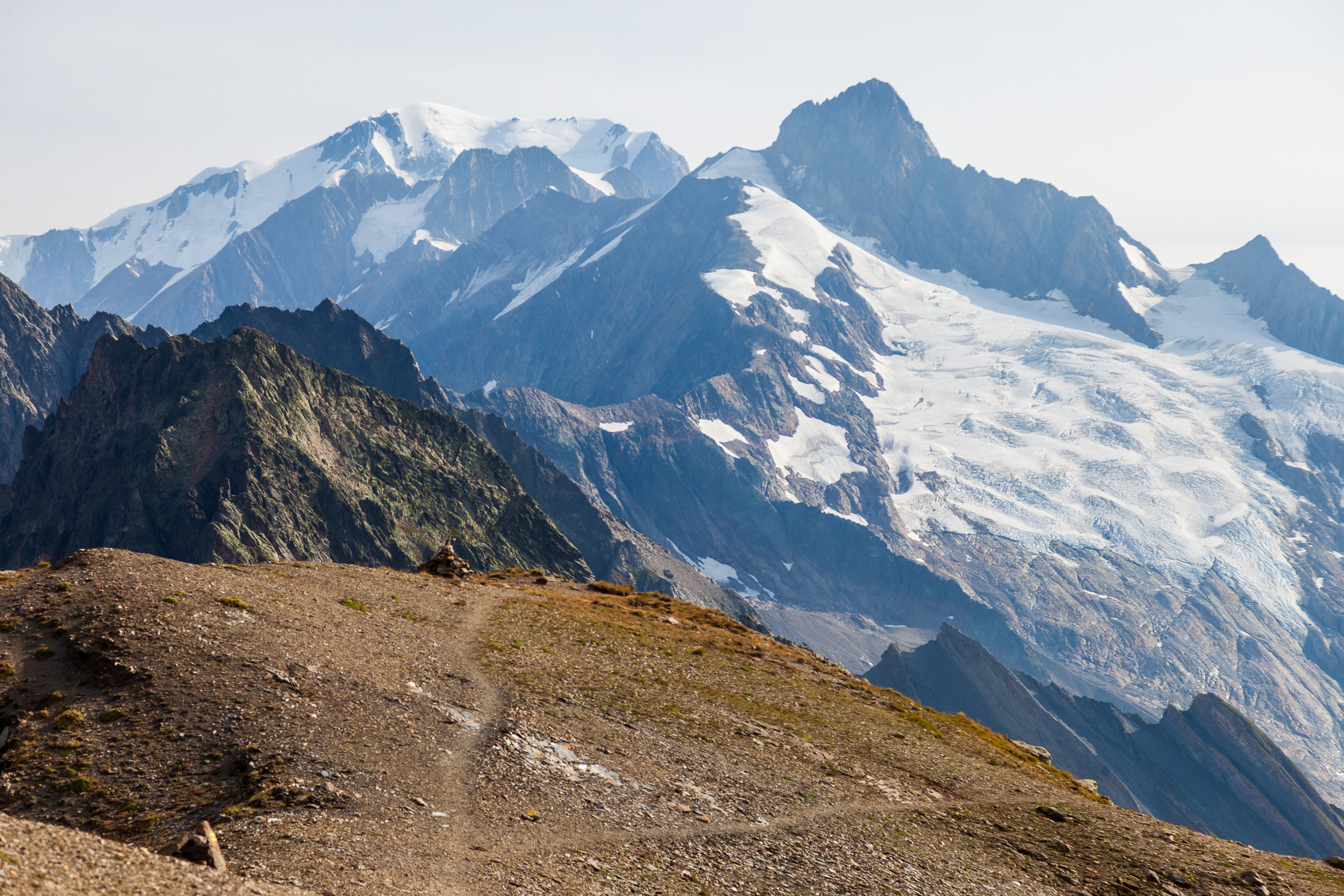 В сторону Монблана по хребту уходит тропа