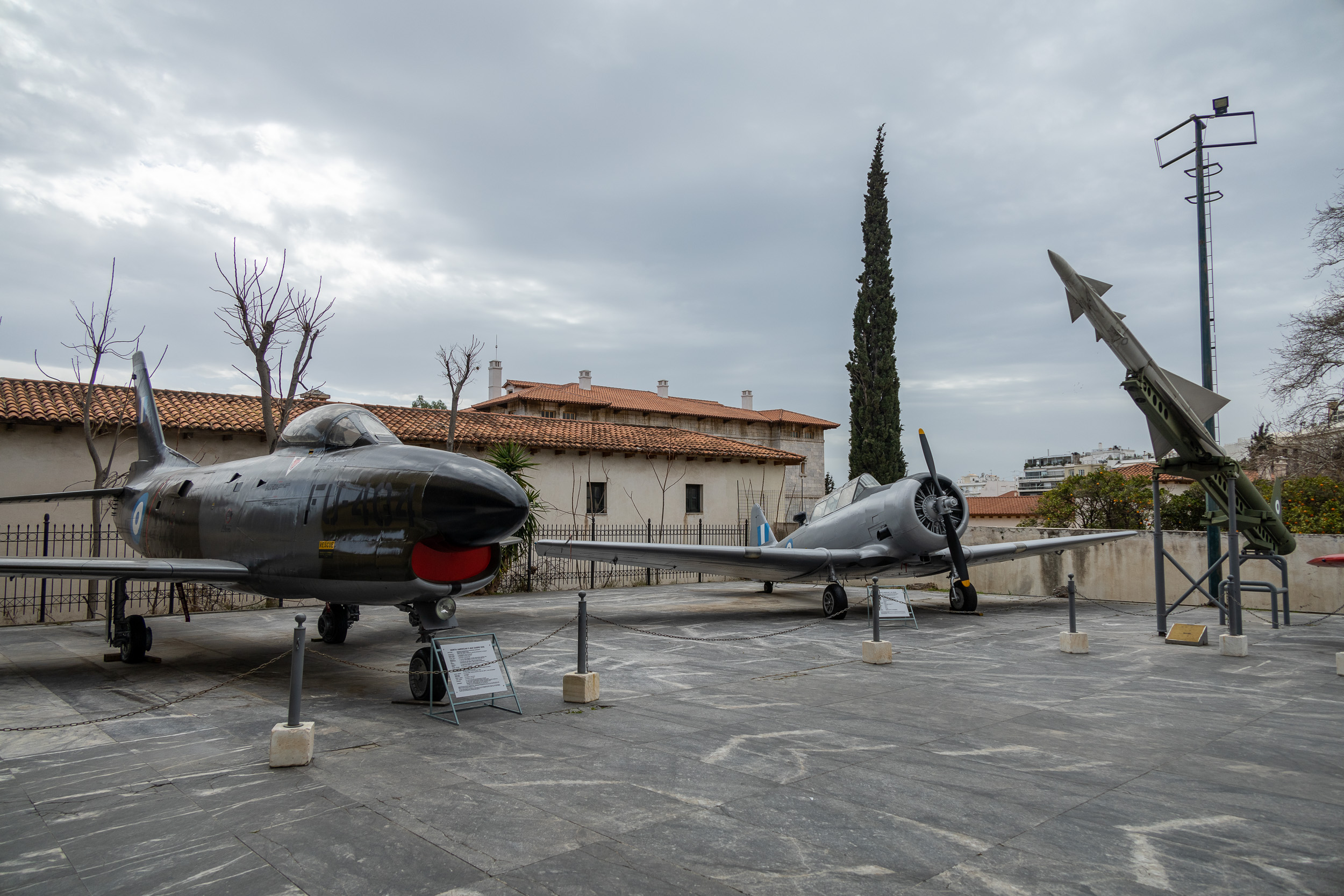 Открытая экспозиция военного музея Афин