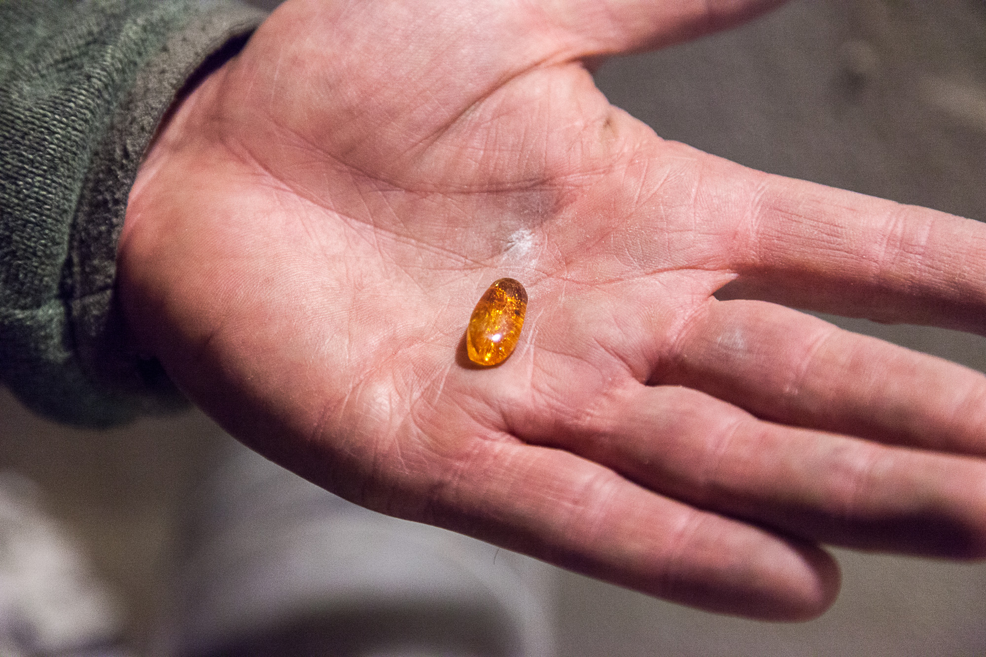 Обработанный кусочек янтаря