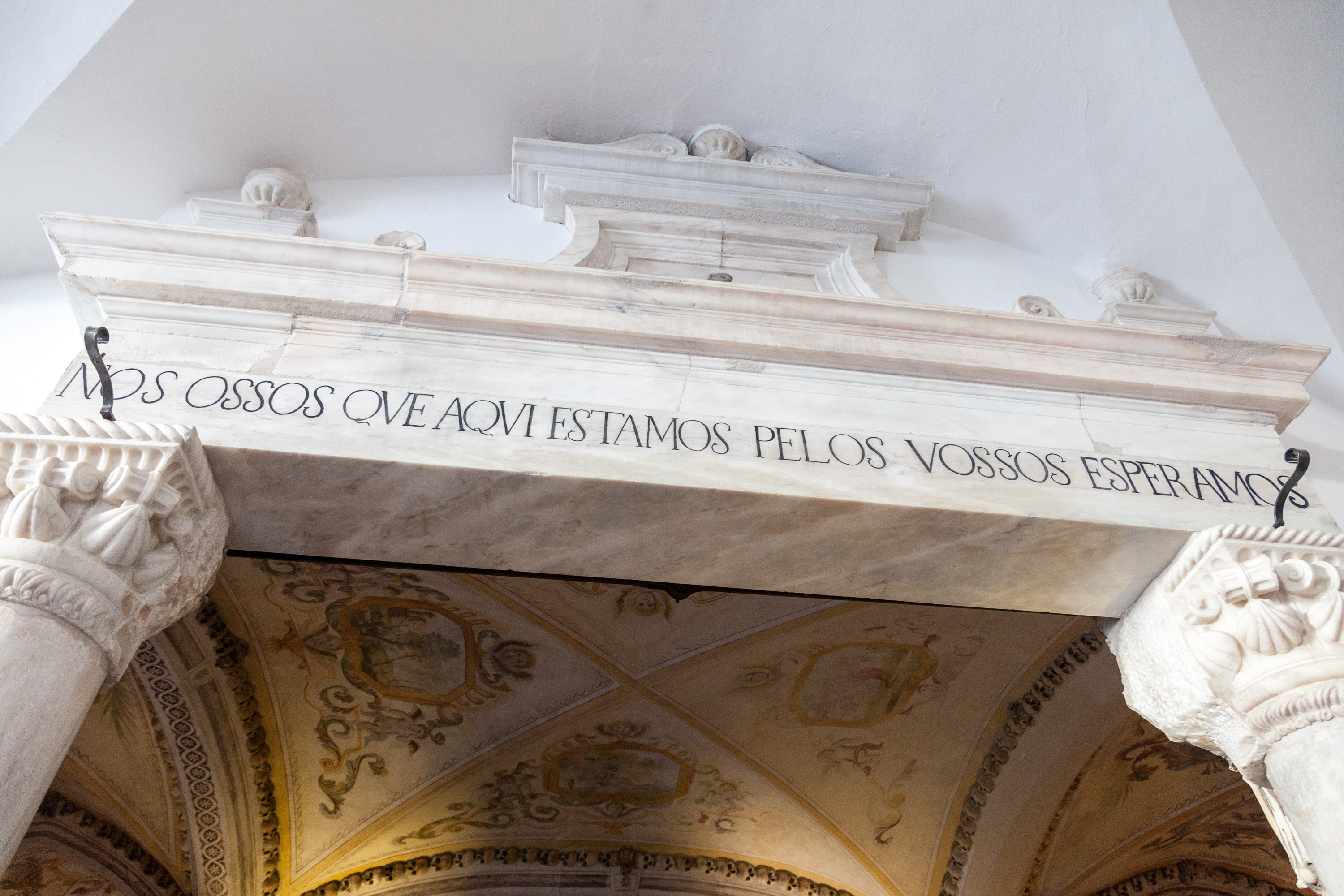 Вход в Часовню Костей (Capela dos Ossos) рядом с собором Святого Франциска в Эворе