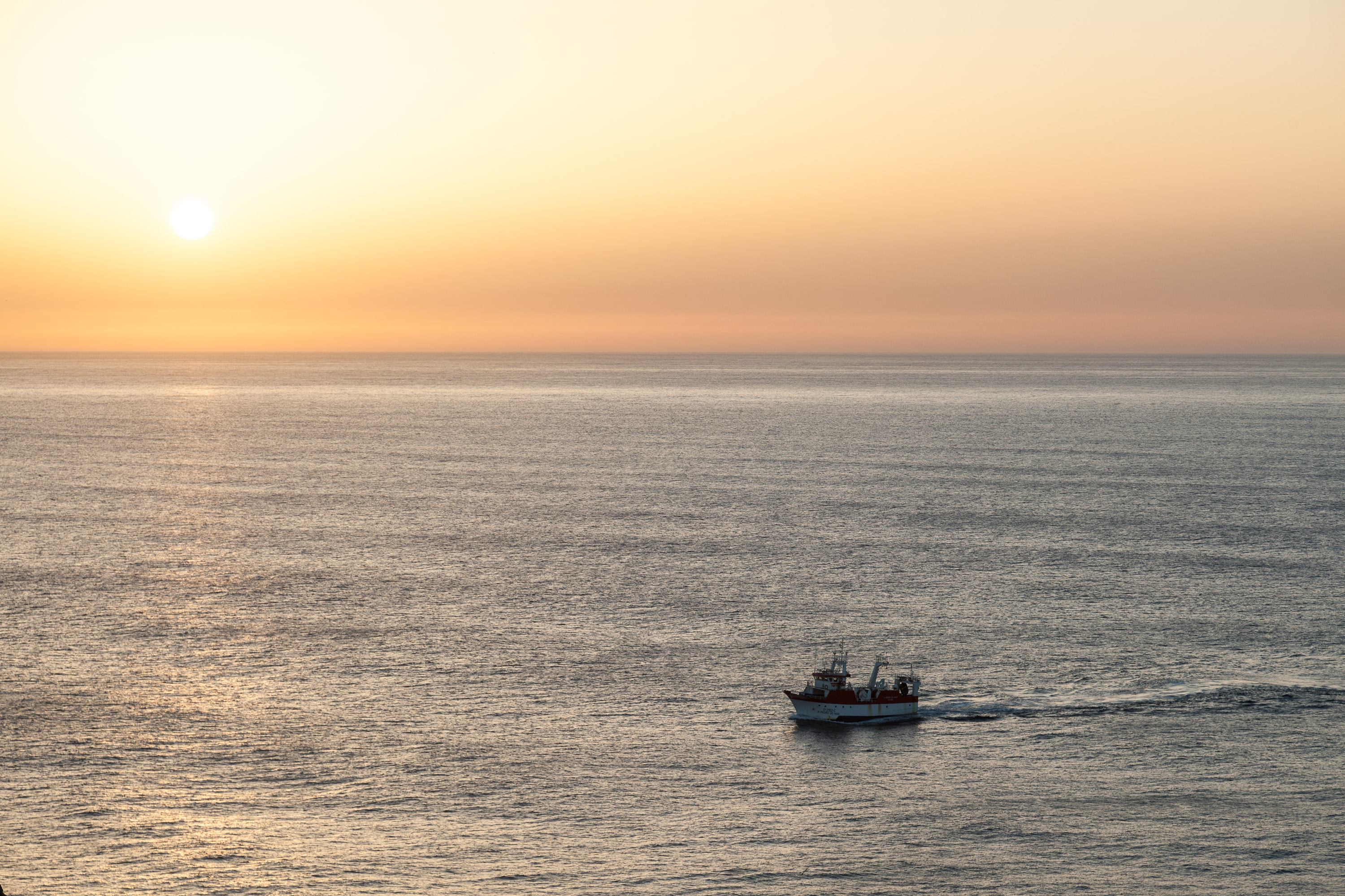 Рыбацкая лодка на траверзе мыса Сан-Висенте