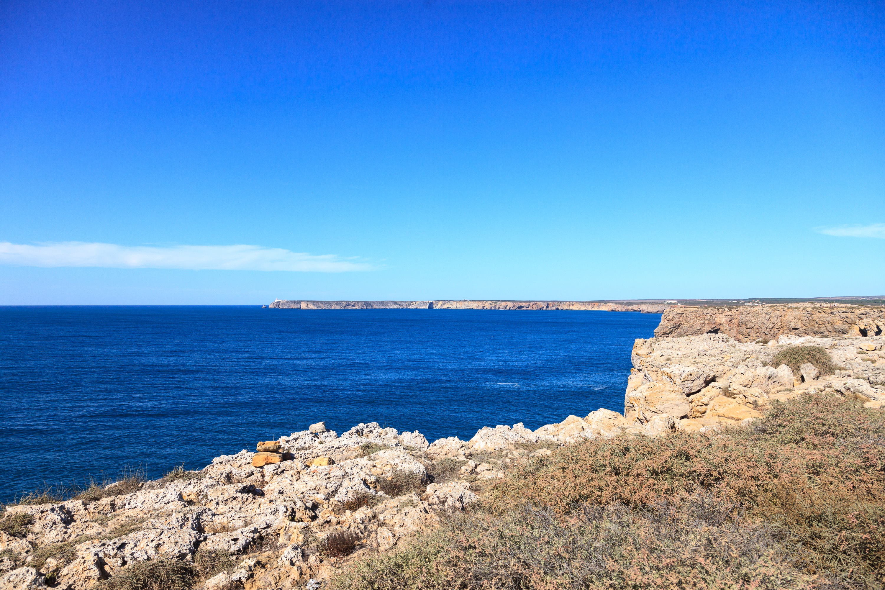 Вид в океан с мыса Сагреш. На заднем плане виден мыс Сан-Висенте