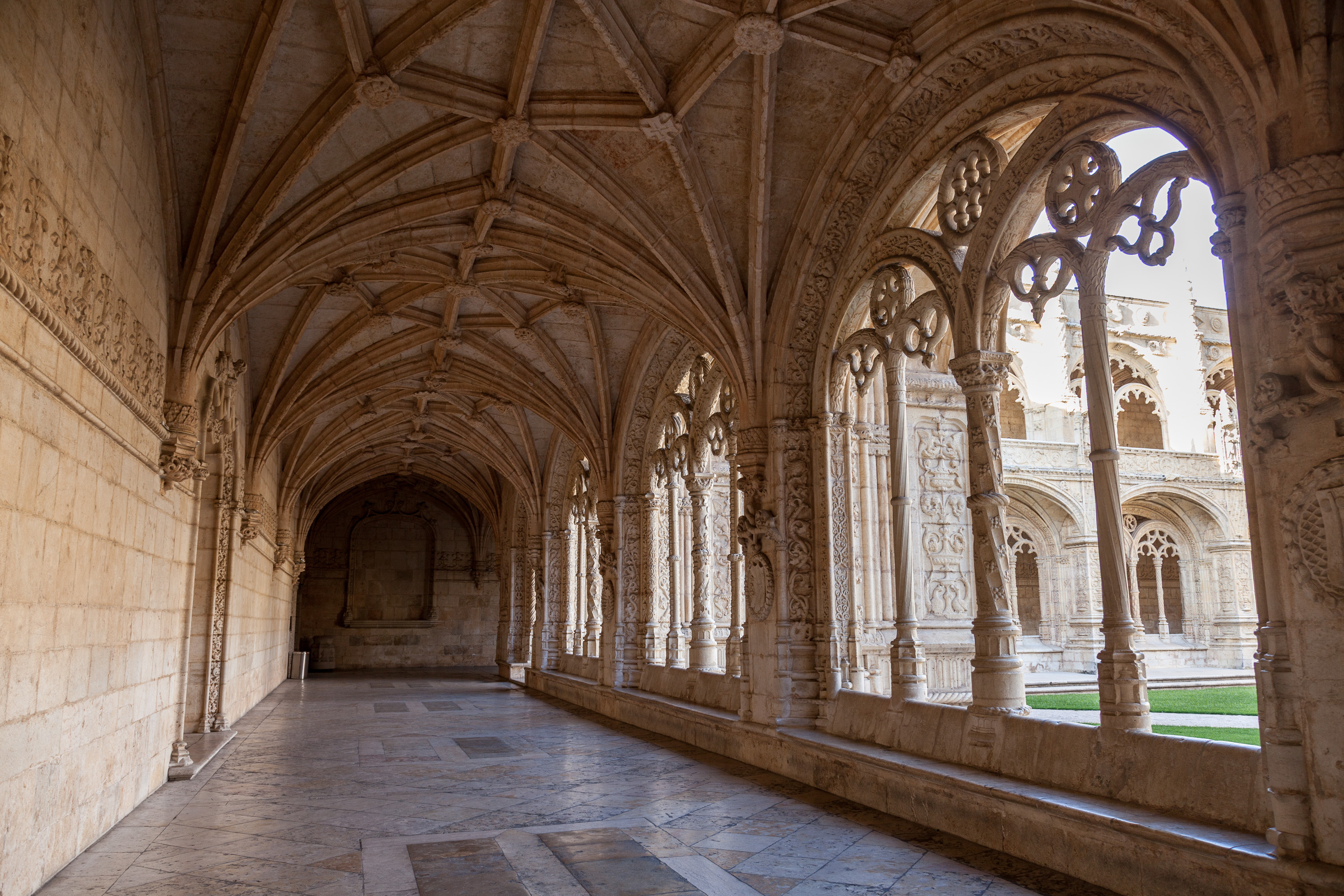 Внутренний дворик монастыря Жеронимуш в Лиссабоне