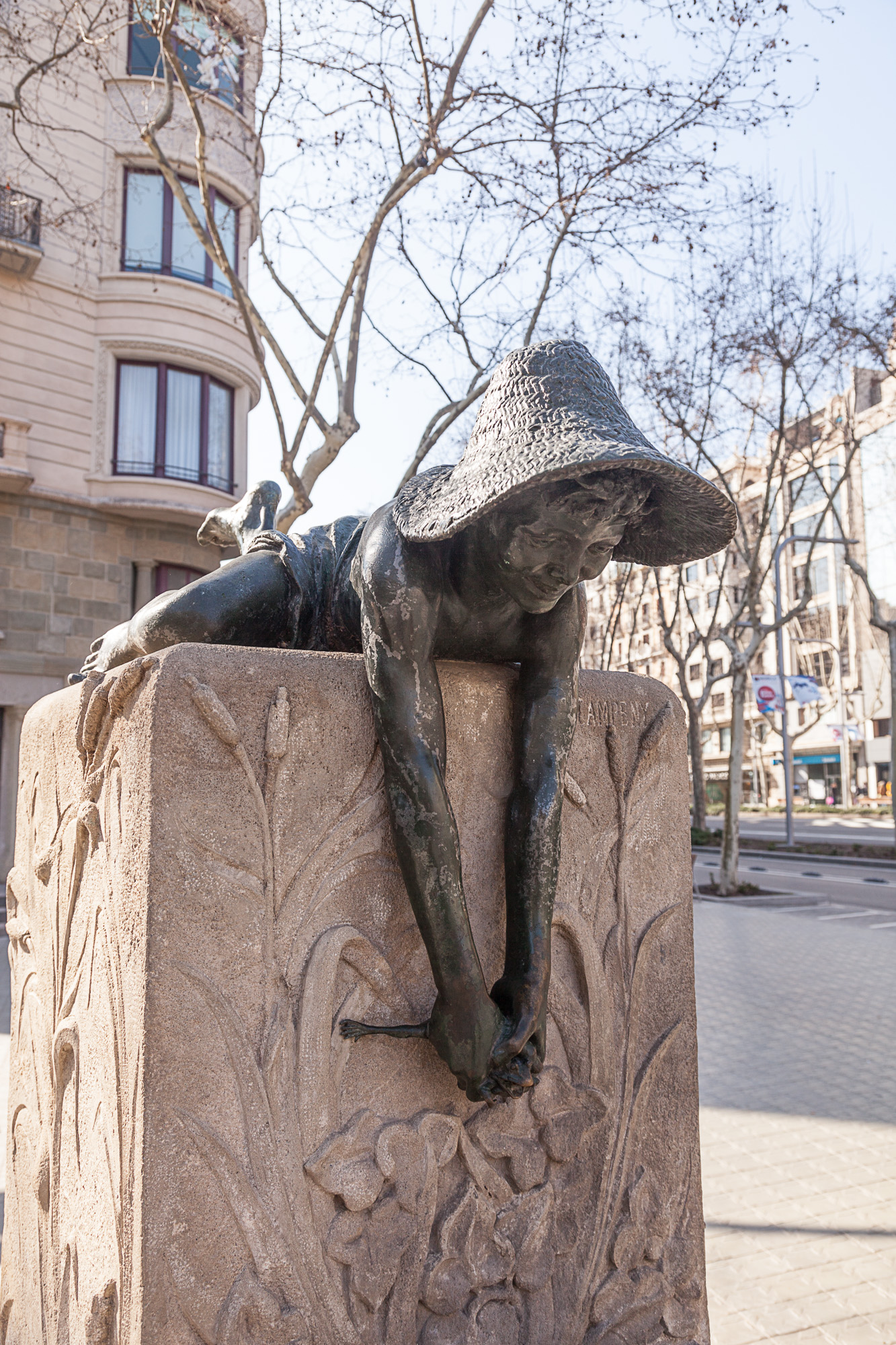 А тут мальчик выдавливает лягушку