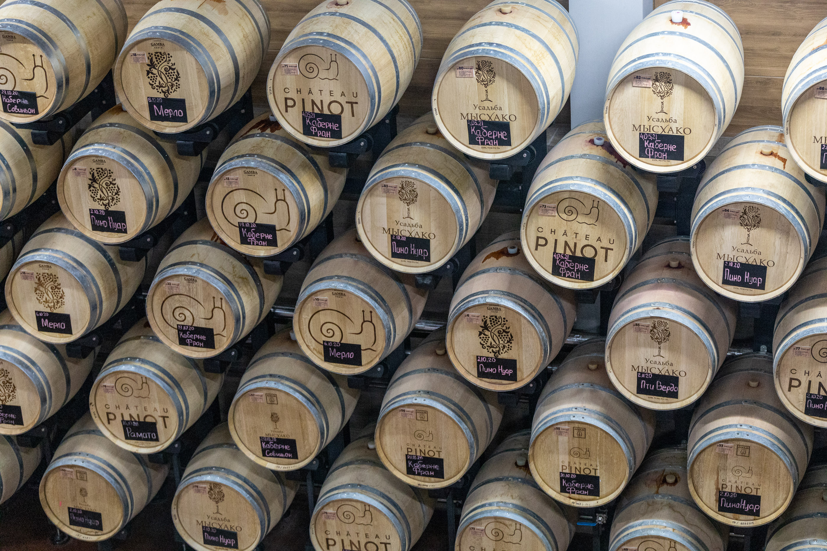 Бочки для выдержки вина винодельни Шато-Пино