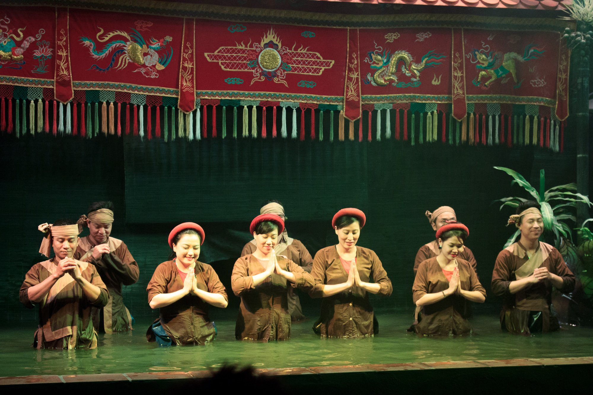 Кукловоды сидят за циновками