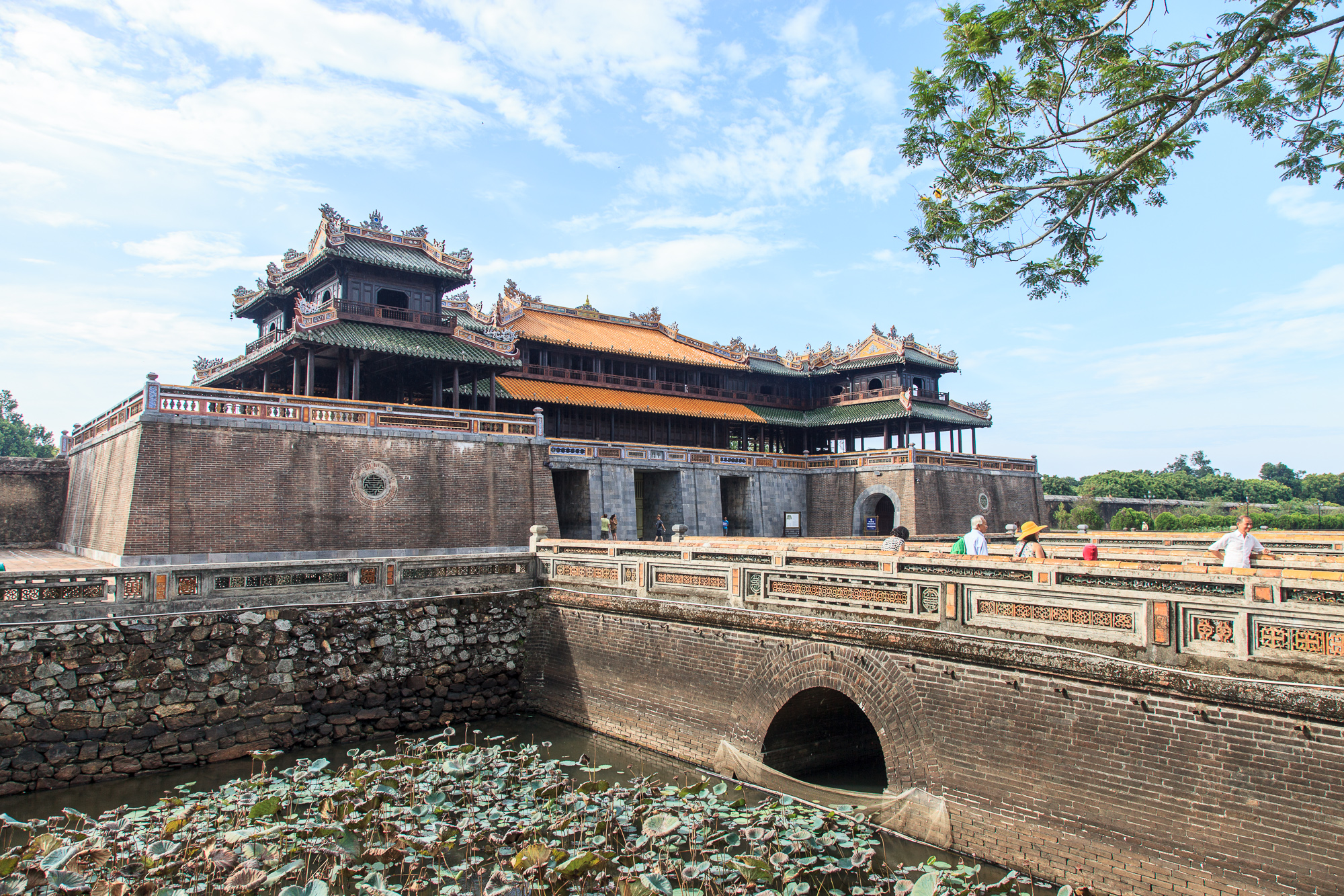 Вокруг дворца — ров