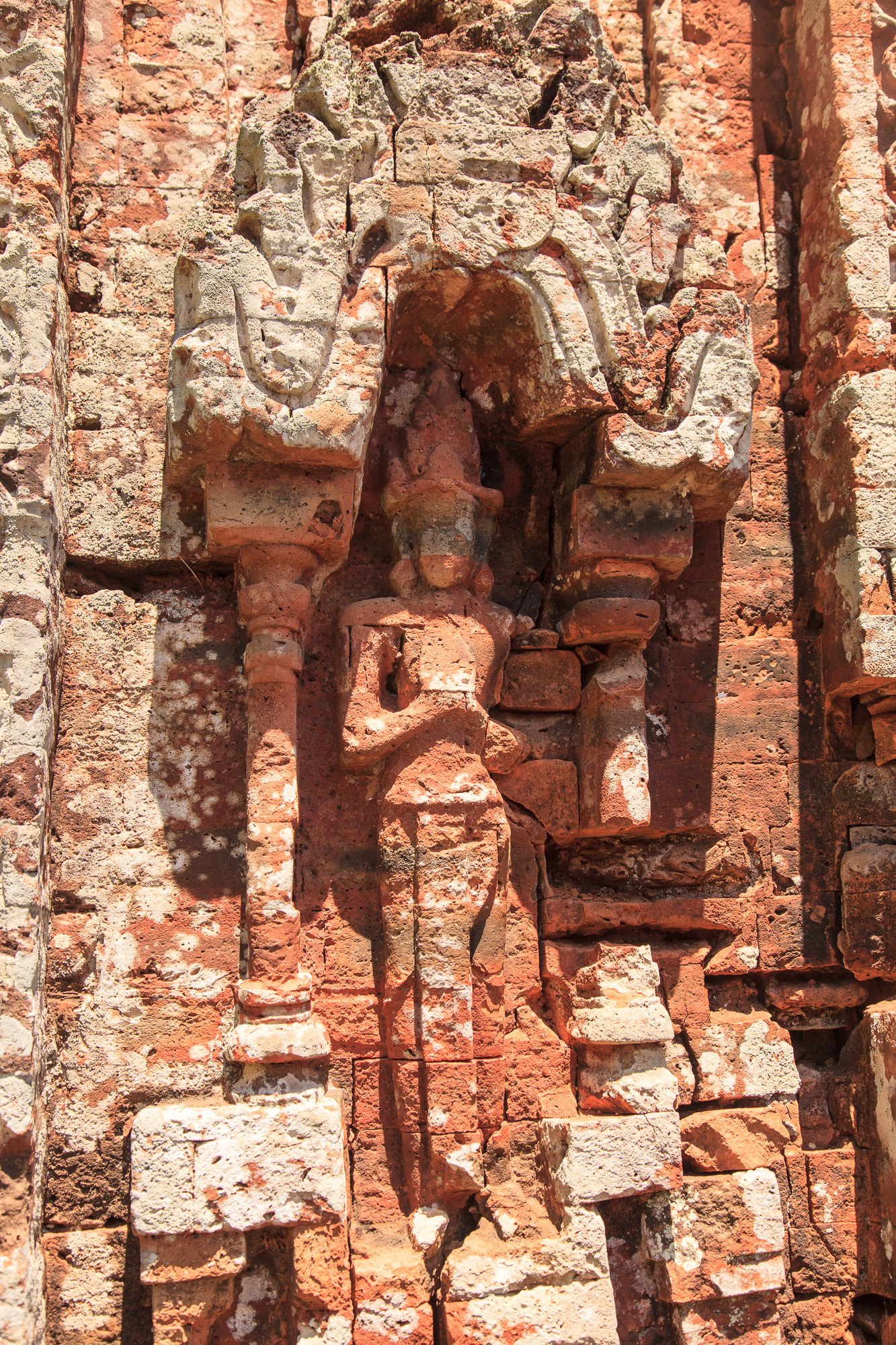 Остатки барельефов