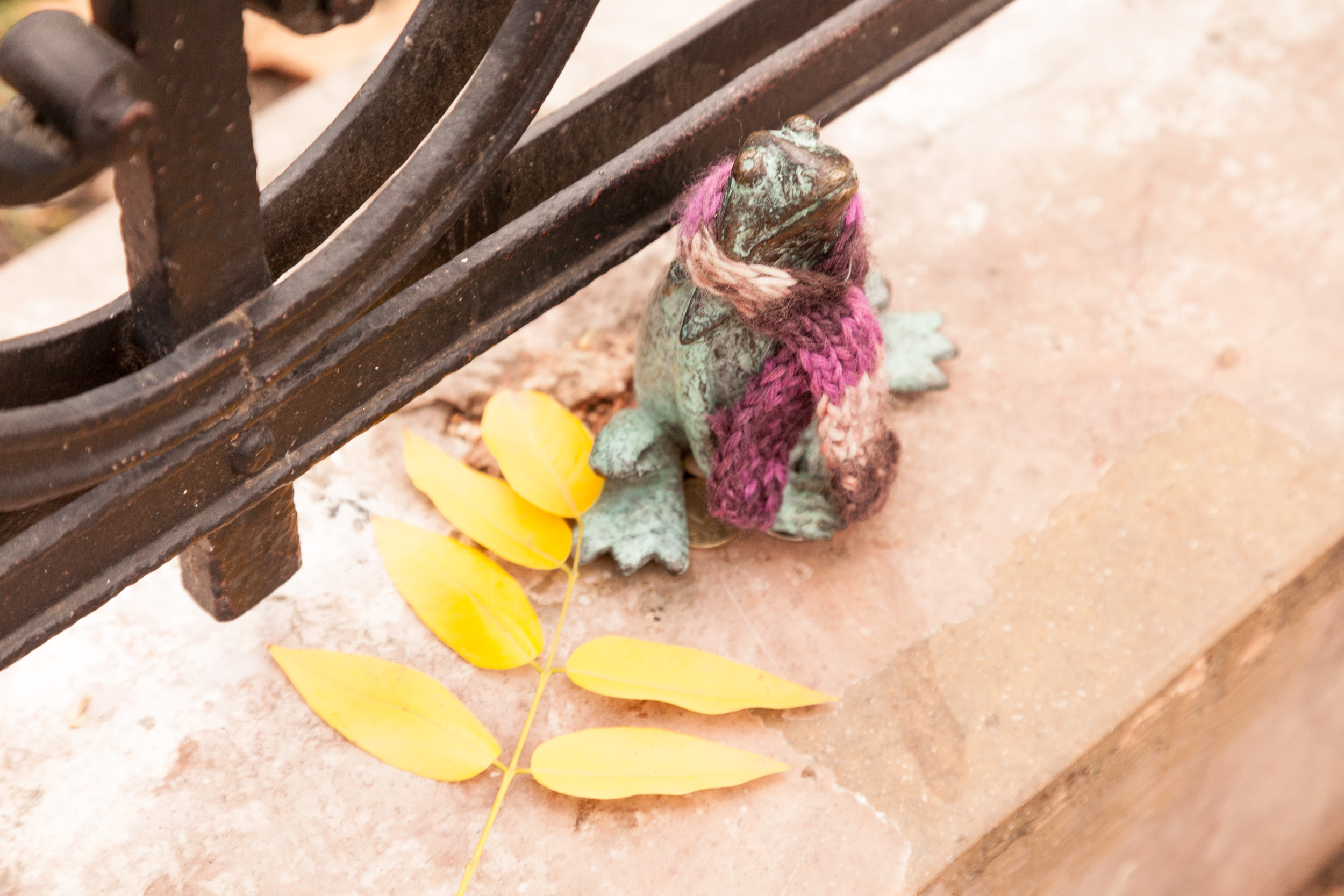 Маленькая скульптура лягушки