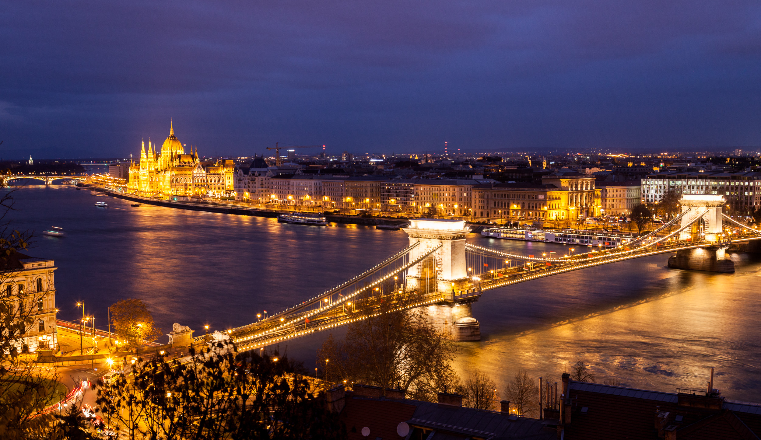 Вид на Цепной мост и Ночной Пешт