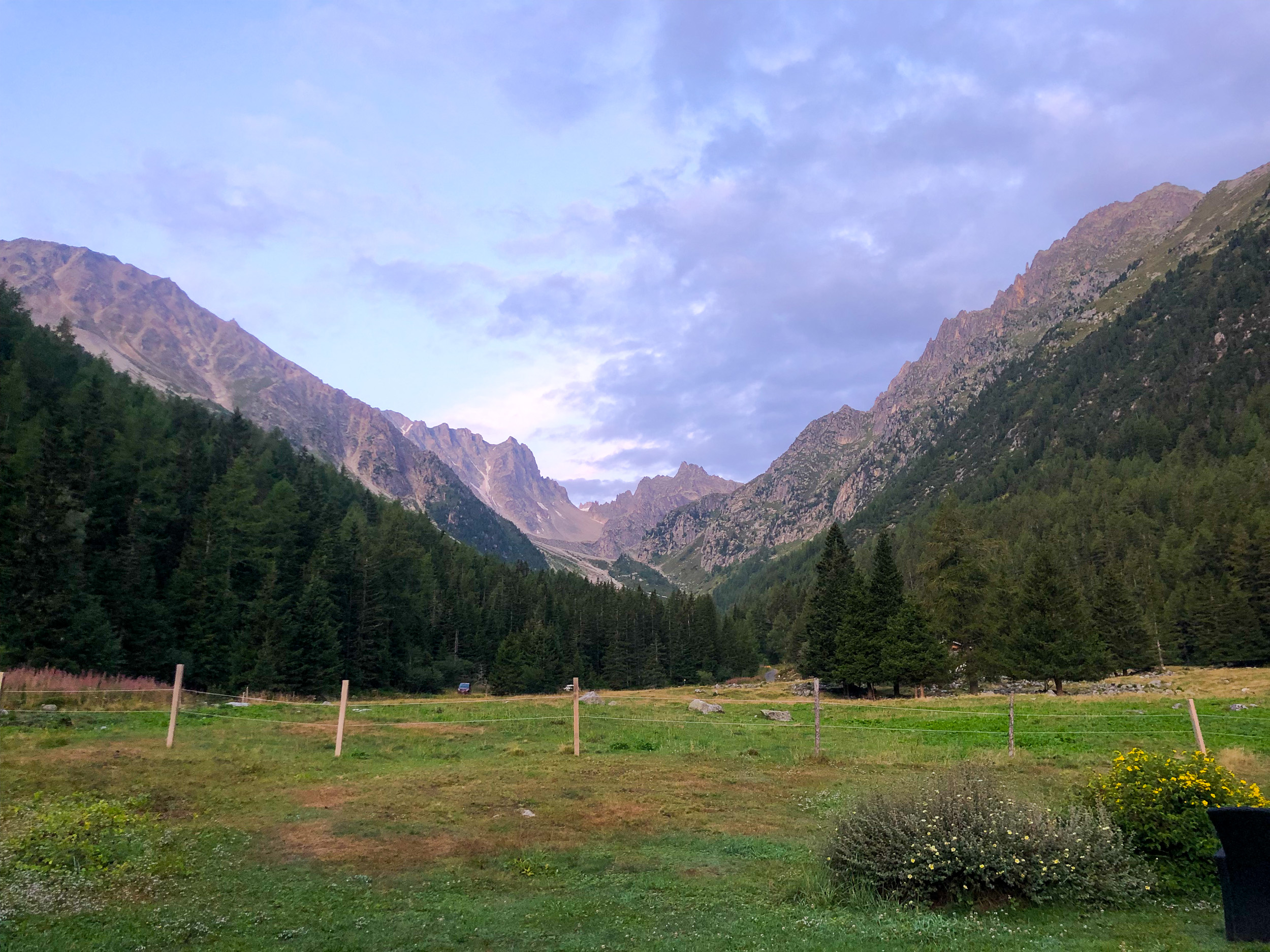 Вид на перевал Fenetre d'Arpette из деревни Arpetter — места нашей седьмой ночевки