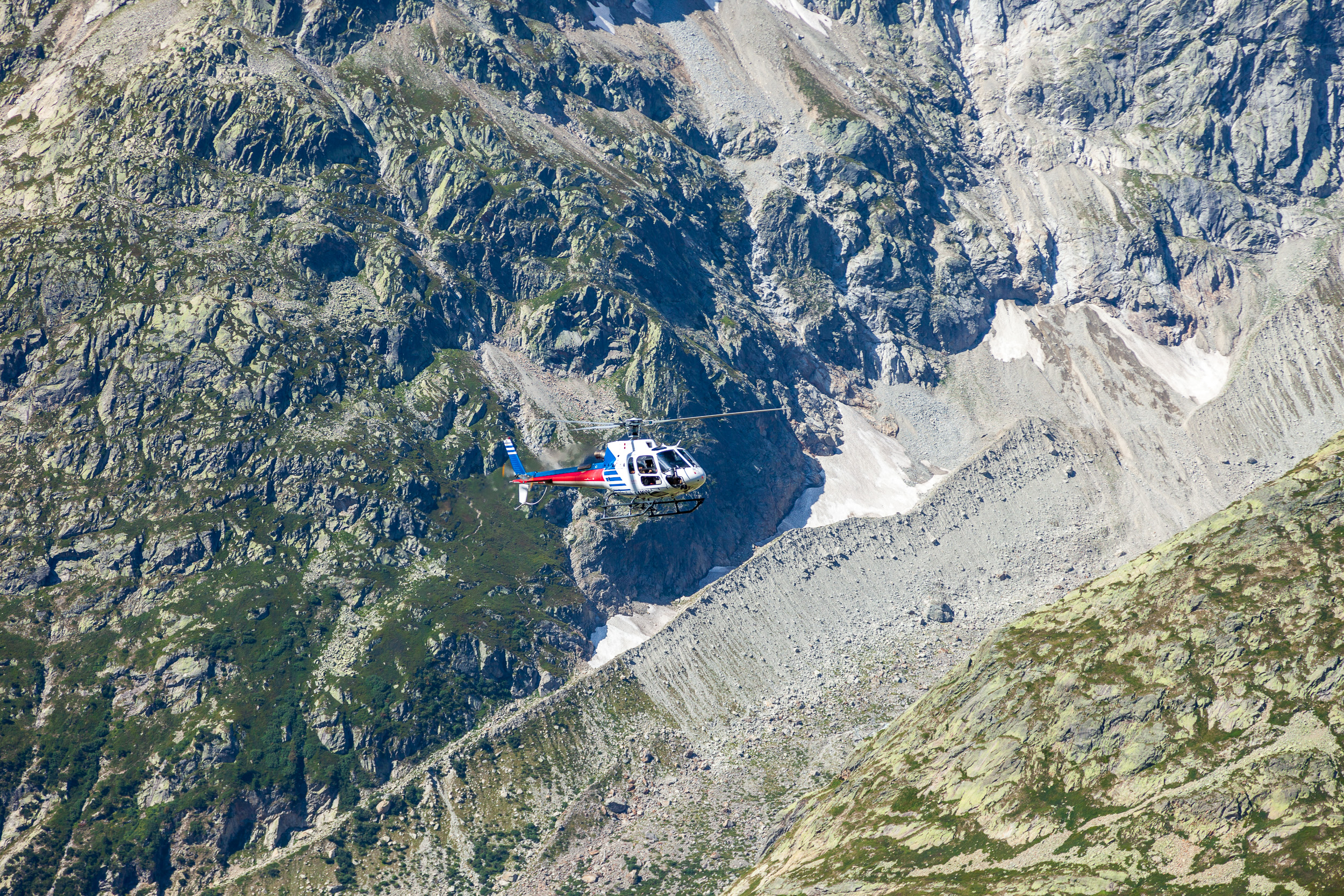 Вертолёт привез на перевал журналистов