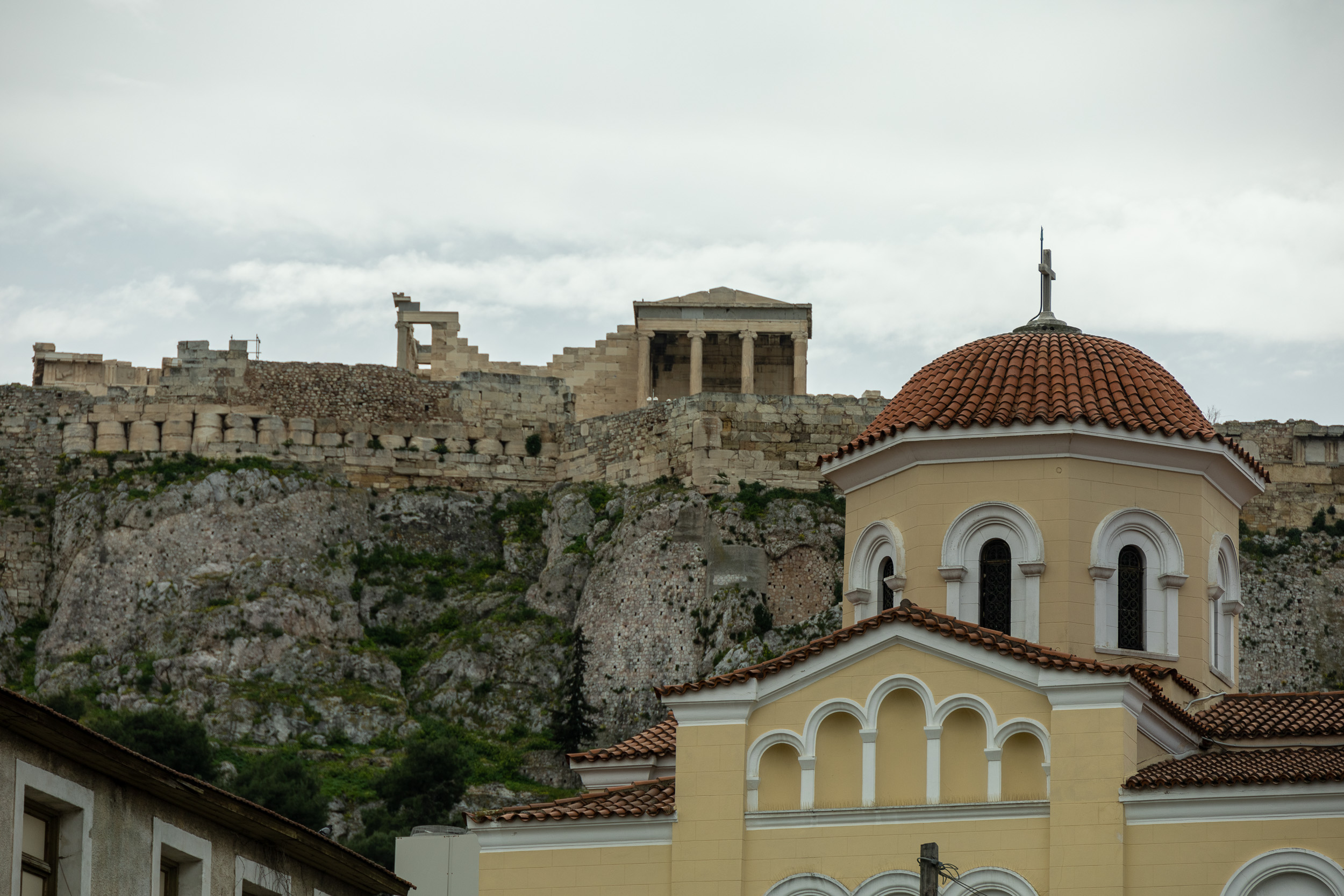 Вид на акрополь из руин библиотеки Адриана