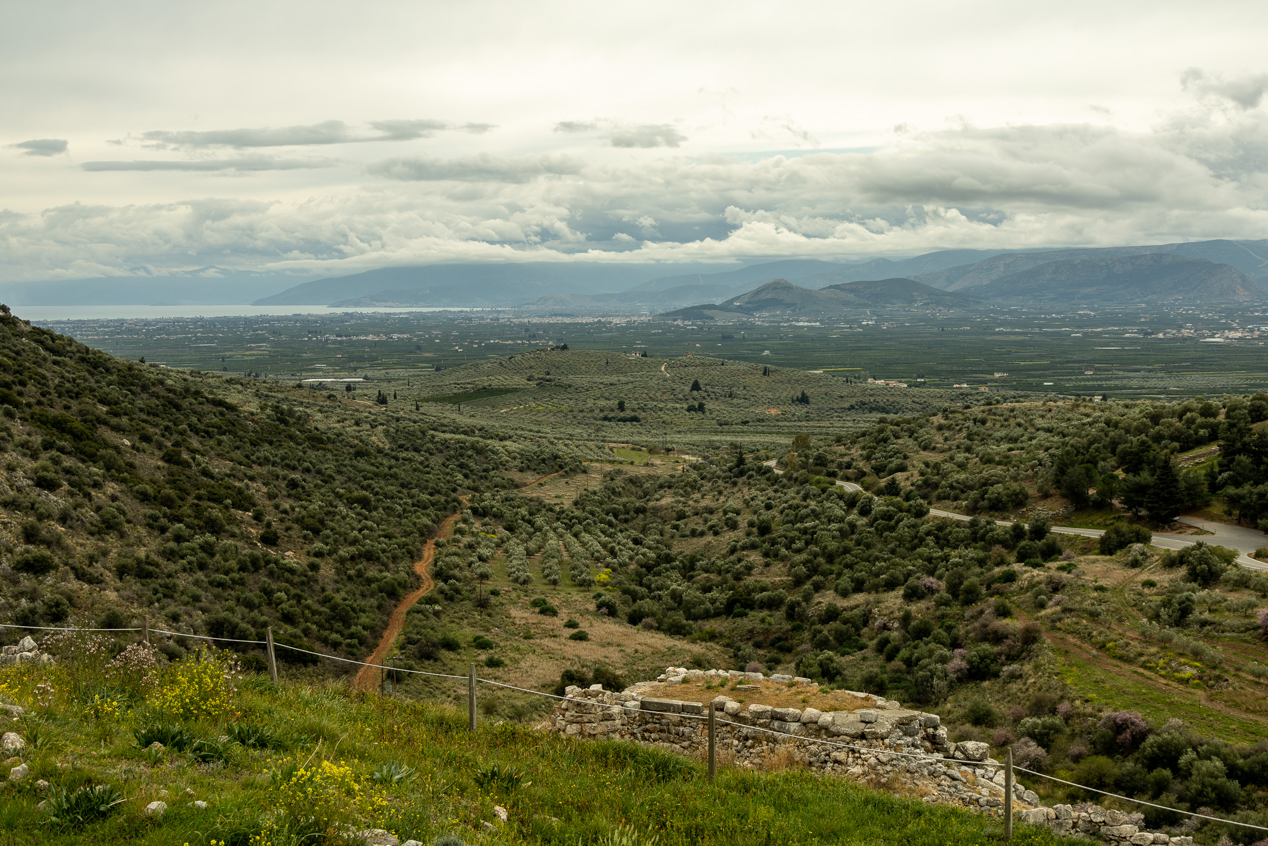 Виды на окрестности Микен с акрополя