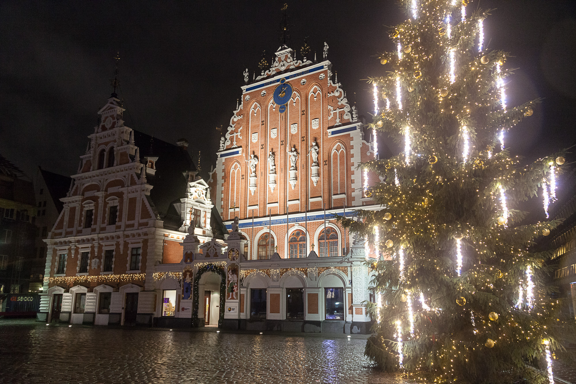 Рижский Дом Черноголовых ночью