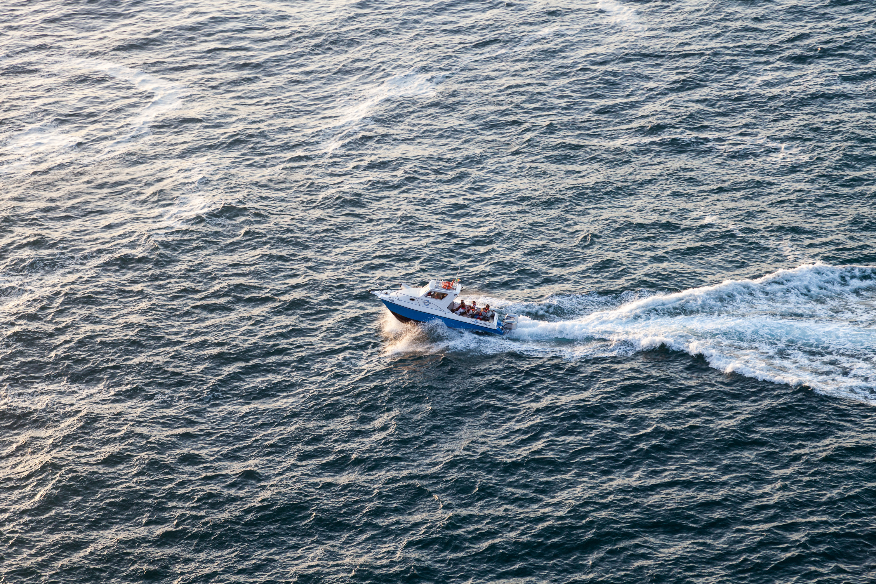 Туристы наблюдают закат с воды на траверзе мыса Сан-Висенте