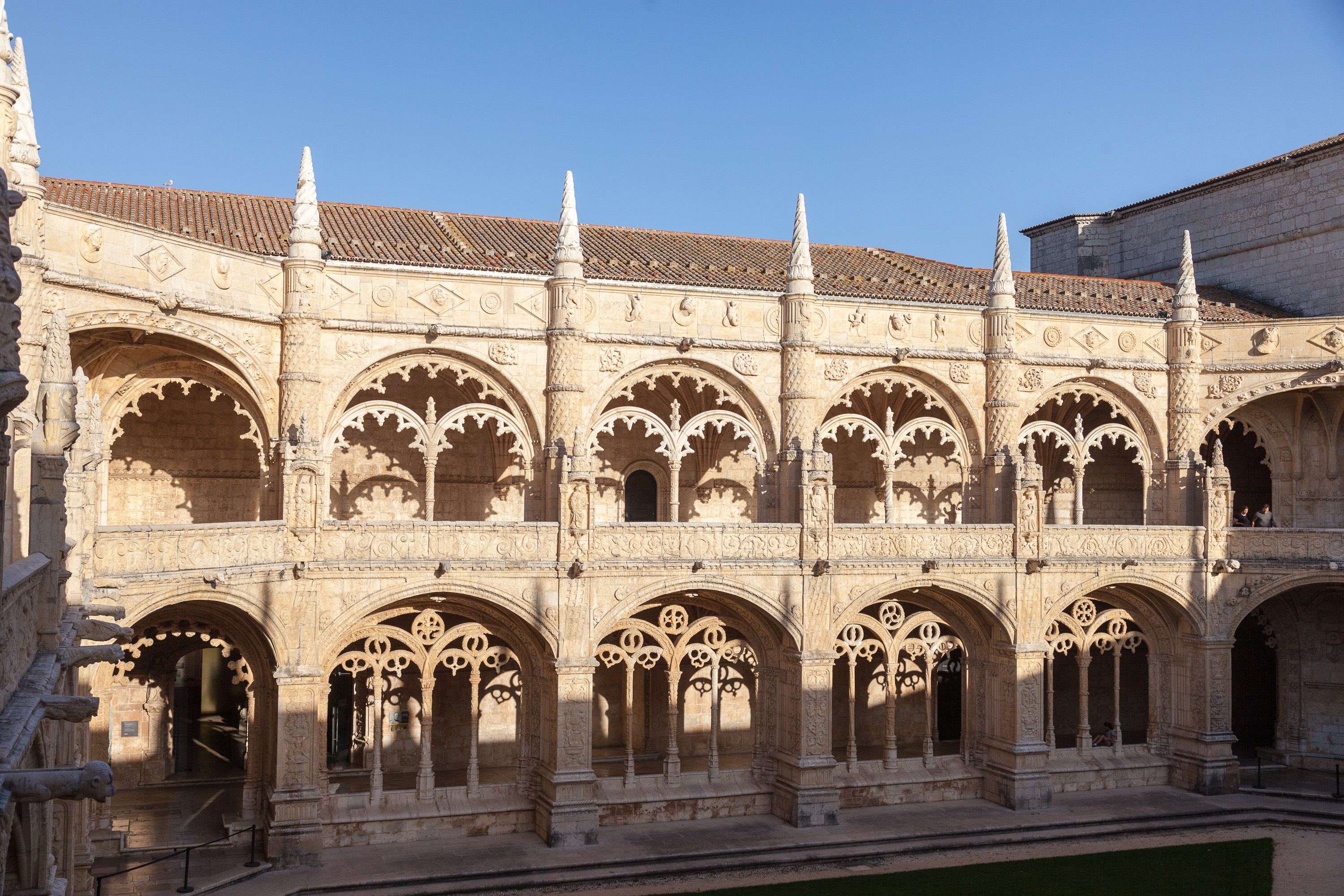 Внутренний дворик монастыря Жеронимуш в Лиссабоне