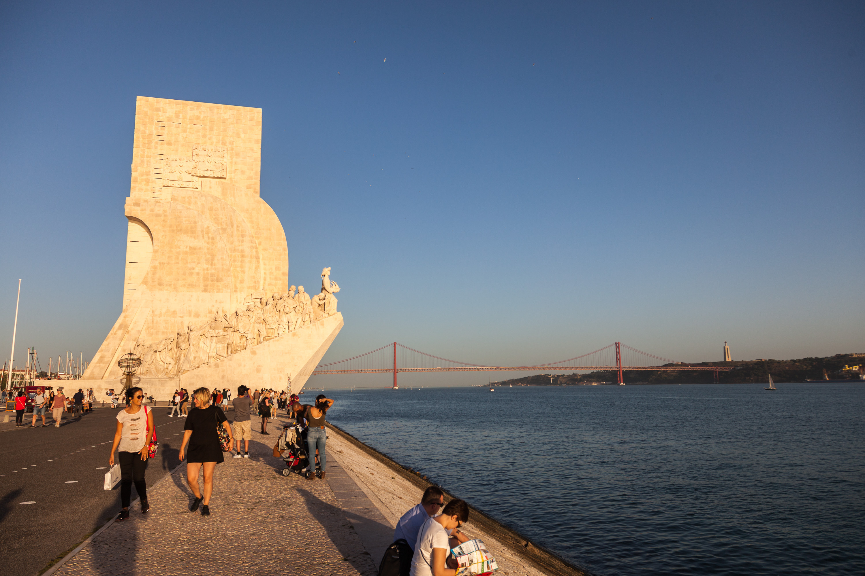 Памятник первооткрывателям на берегу реки Тежу