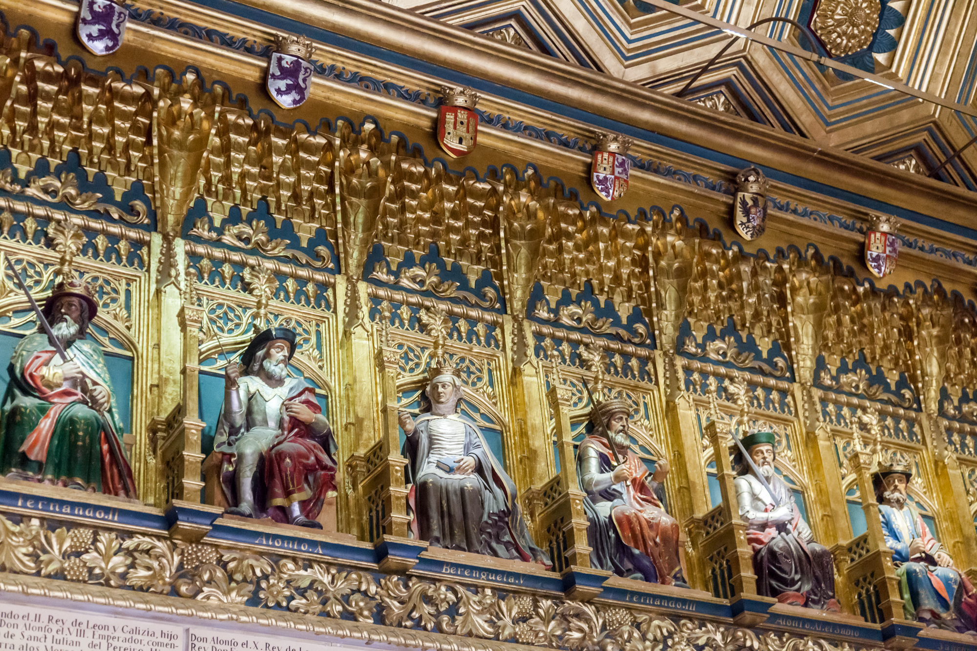 Статуи королей