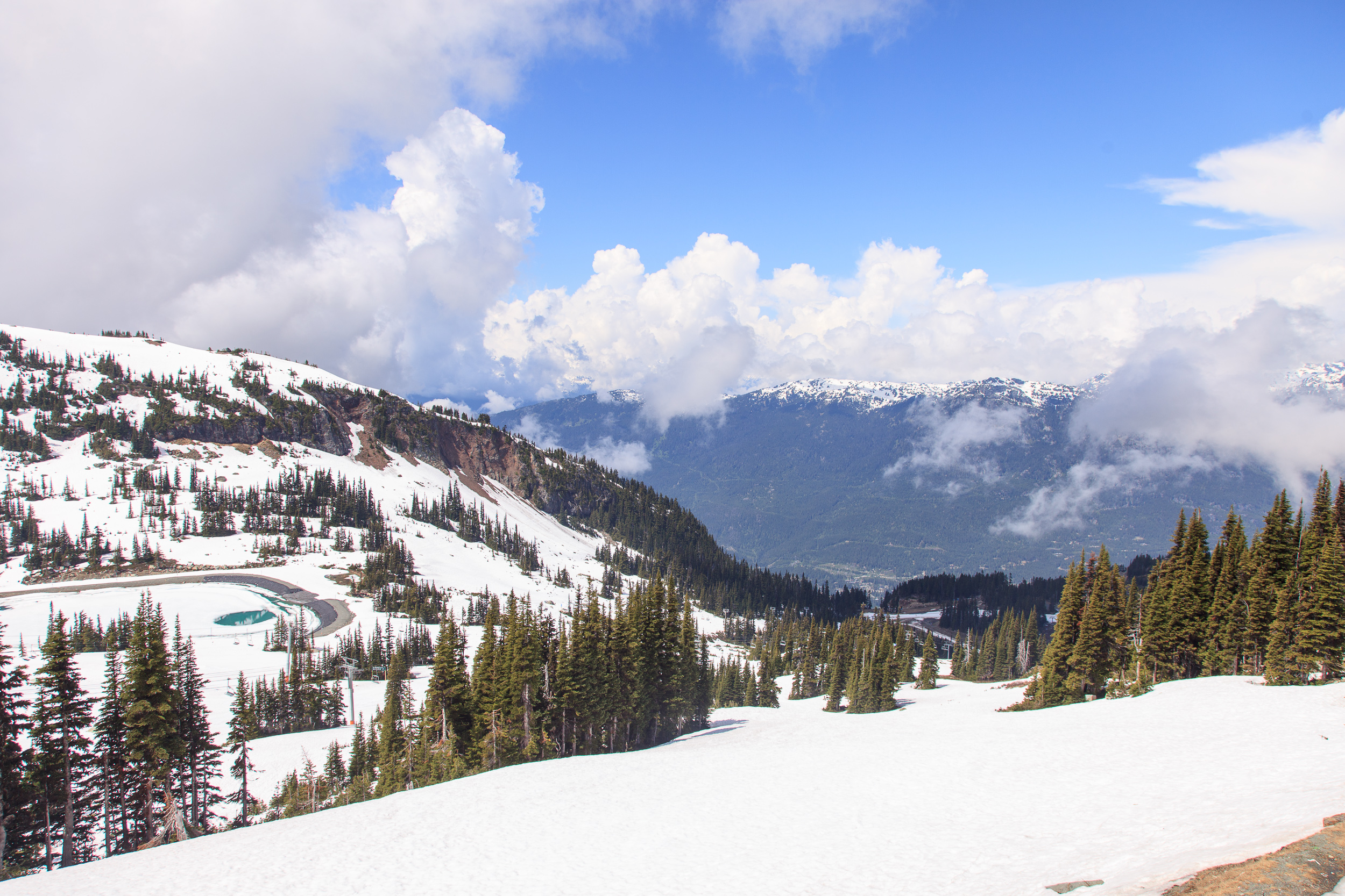 На вершине горы Вистлер все еще леж