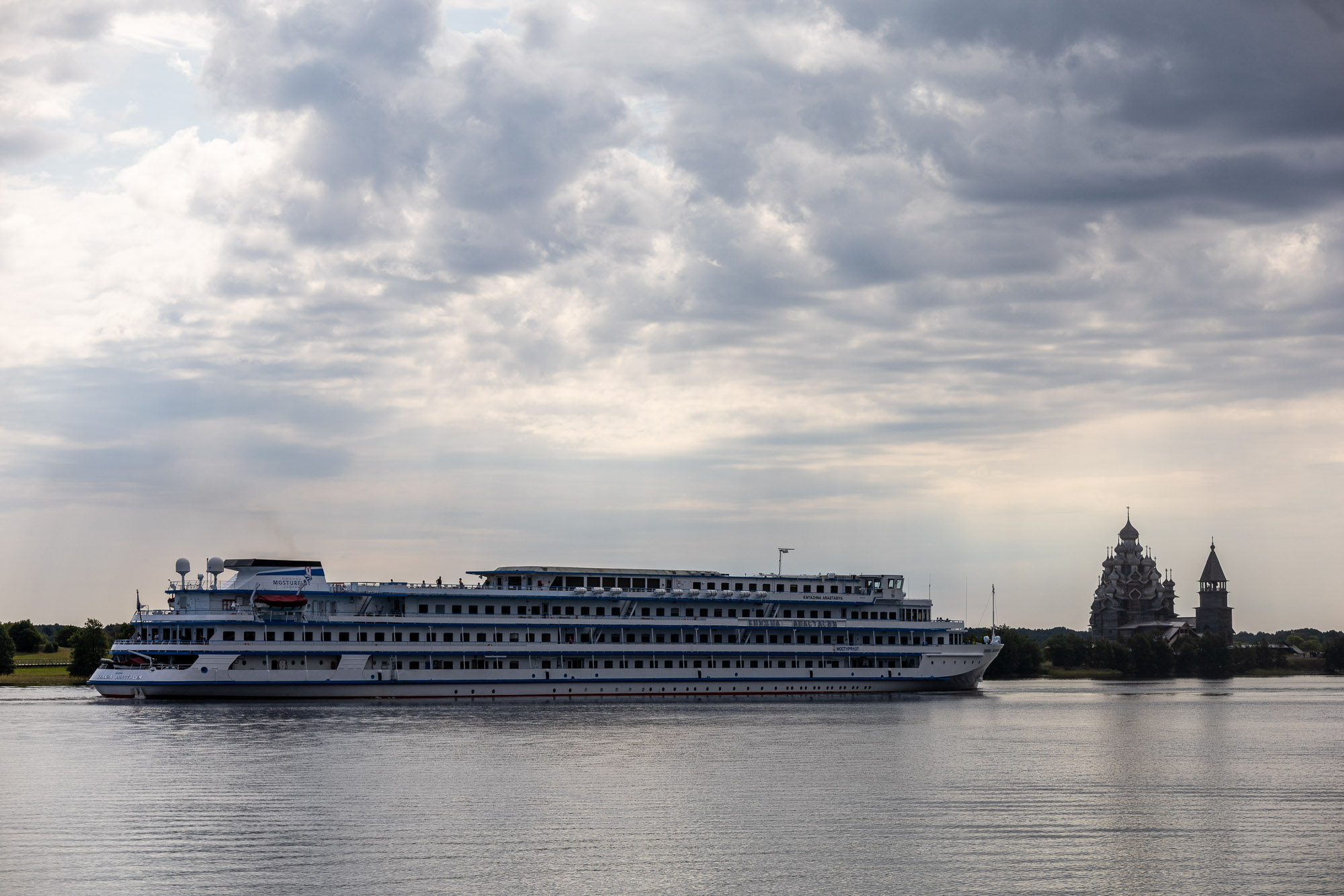 Кижский погост и круизный лайнер Княжна Анастасия